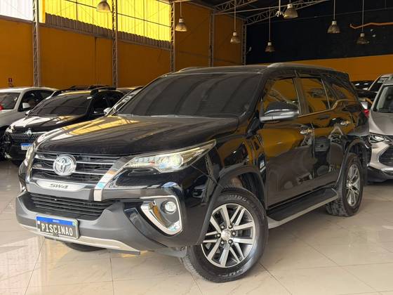 TOYOTA HILUX SW4 2.8 SRX 4X4 7 LUGARES 16V TURBO INTERCOOLER DIESEL 4P AUTOMÁTICO